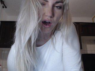 BlondeDoll22 bongacams